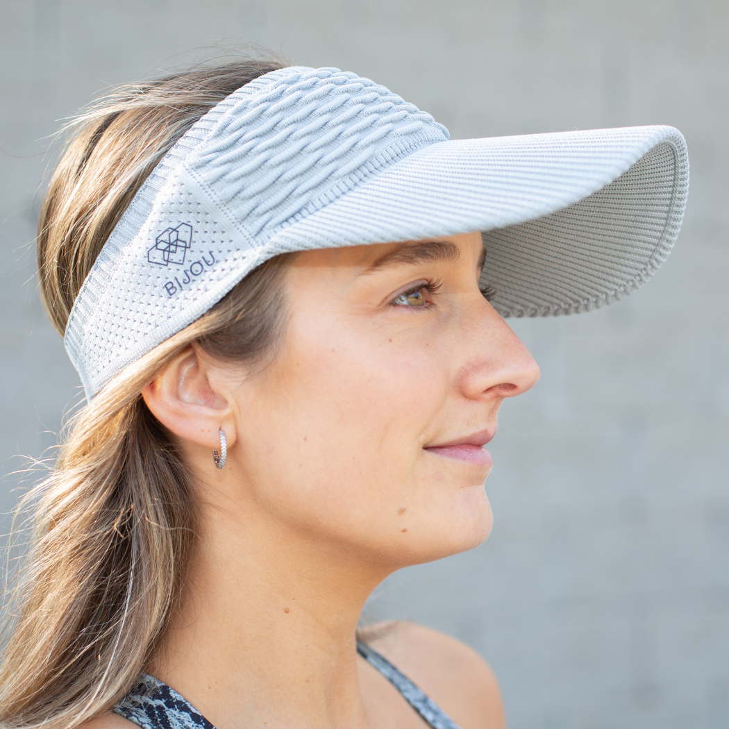 Visera deportiva gris